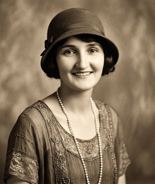 An illustrated impression of how Stella may have looked in her twenties: a young woman in 1920s dress, wearing a cloche hat and pearls